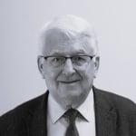 Portret prof. Wójcika w garniturze i okularach.