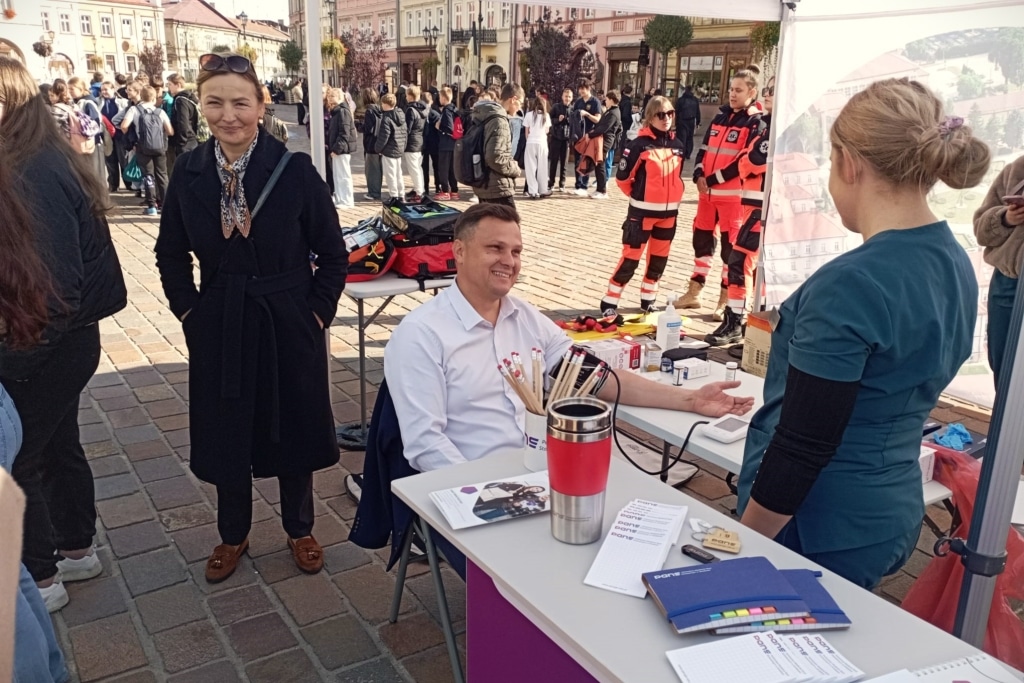 Studenci PANS w Jarosławiu na Dniu Profilaktyki mierzą ciśnienie.