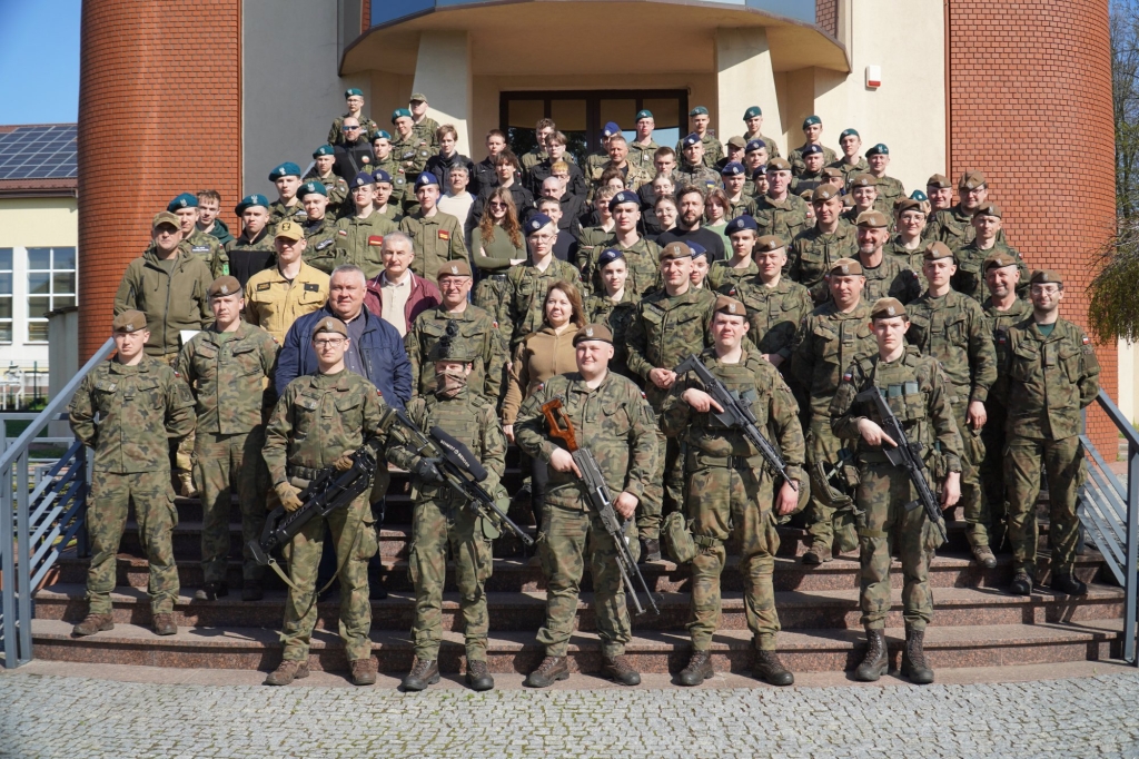 Uczestnicy I Wojewódzkich Zawodów Klas Mundurowych pozują do wspólnego zdjęcia.