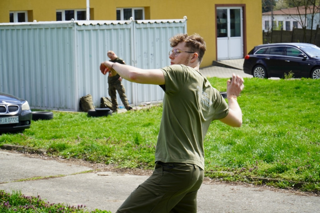 Uczestnik I Wojewódzkich Zawodów Klas Mundurowych rzuca kulą.