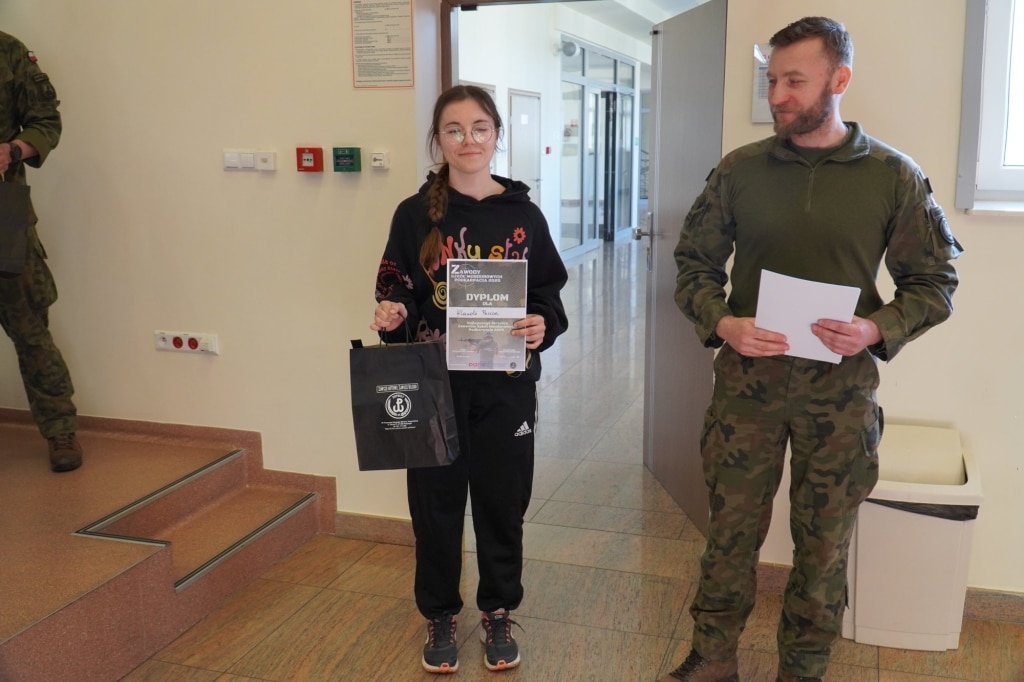 Dyplom dla uczestniczki I Wojewódzkich Zawodów Klas Mundurowych