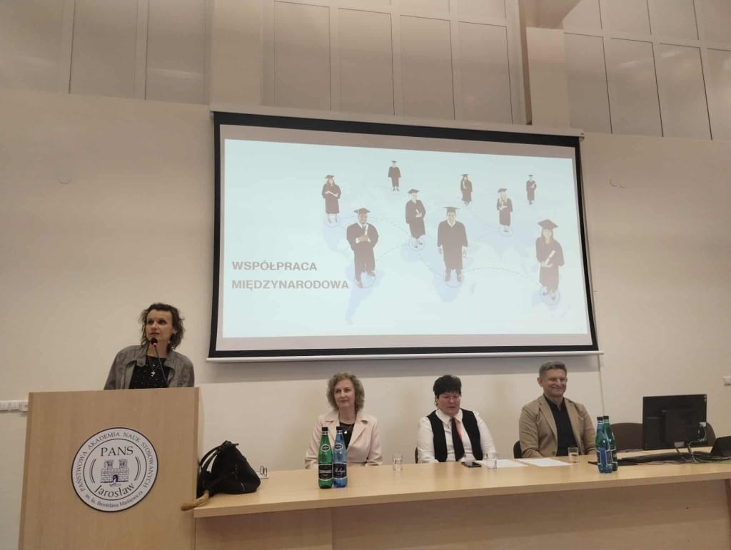 Spotkanie organizacyjne PANS w Jarosławiu: prelegentka i panel dyskusyjny.