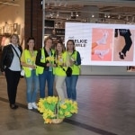 Jarosławskie Pola Nadziei: Kobiety w kamizelkach z żonkilami przed ekranem