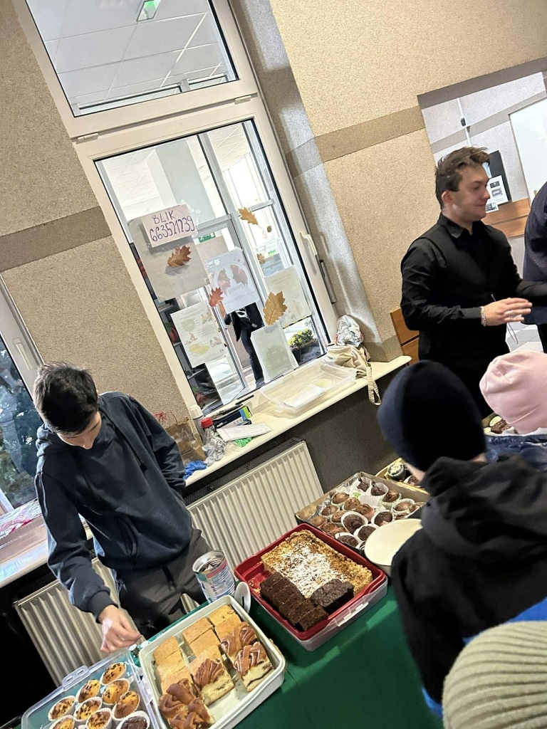Kiermasz ciast na Wydziale Humanistycznym PANS w Jarosławiu – młodzi ludzie sprzedają wypieki.