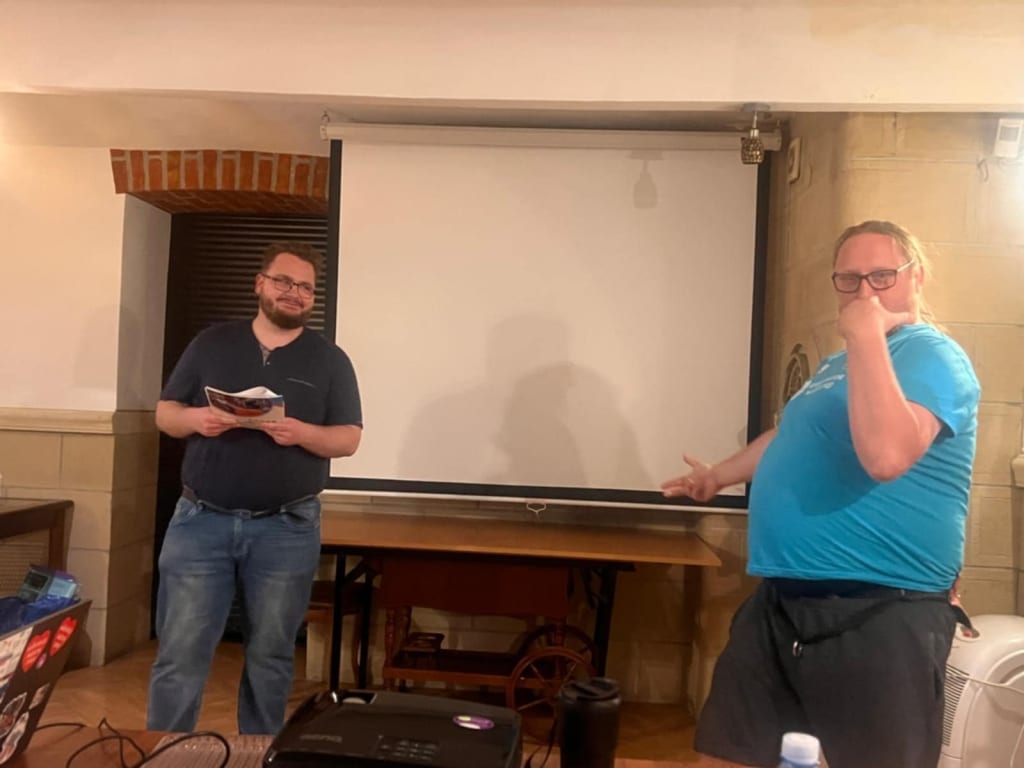 Warsztaty storytellingu: dwaj mężczyźni przed ekranem projekcyjnym