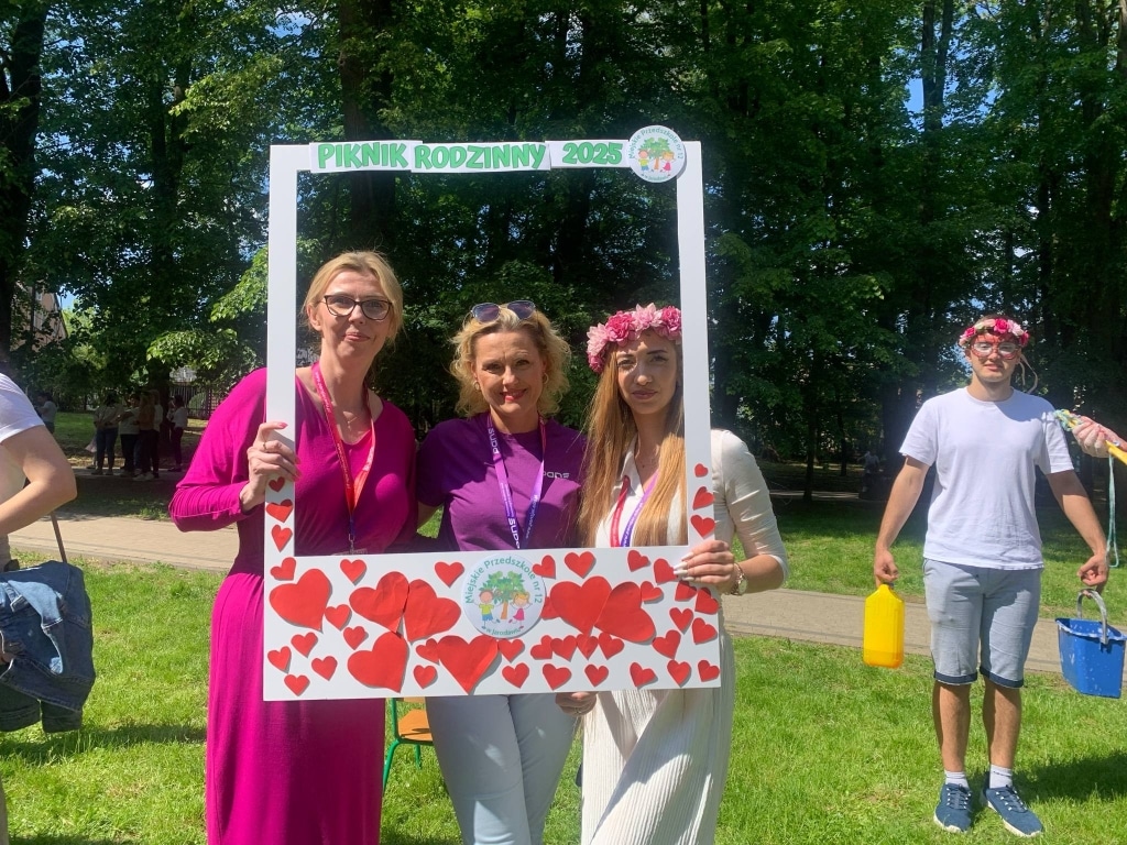 Piknik Rodzinny 2023: Trzy kobiety pozują do zdjęcia z ramką serc