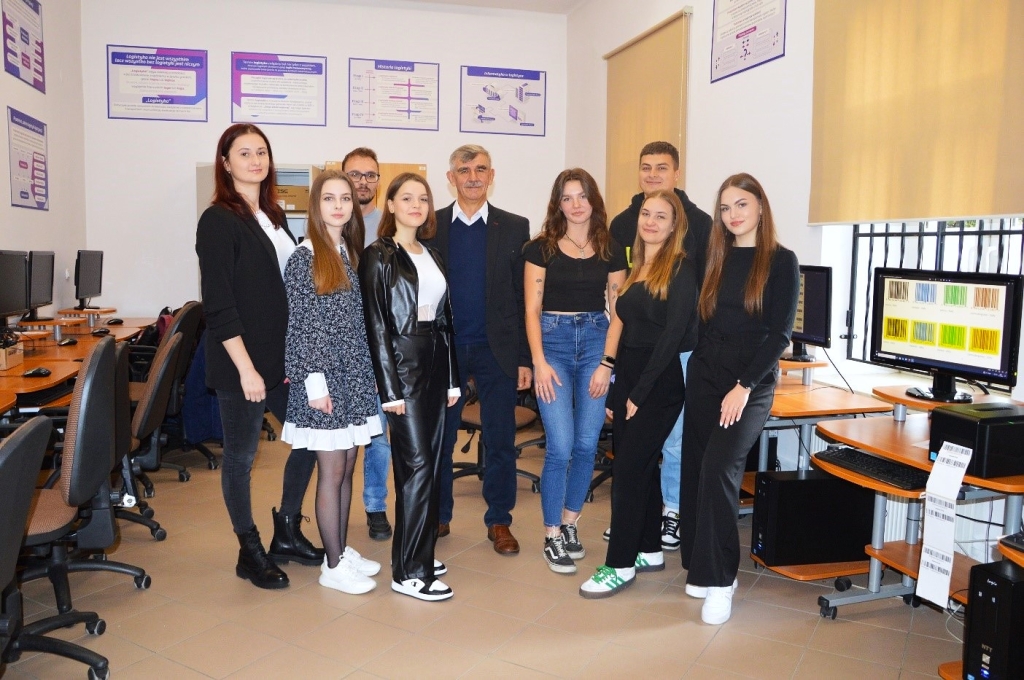 Grupa studentów i wykładowca na uczelni, kierunek Logistyka i Spedycja