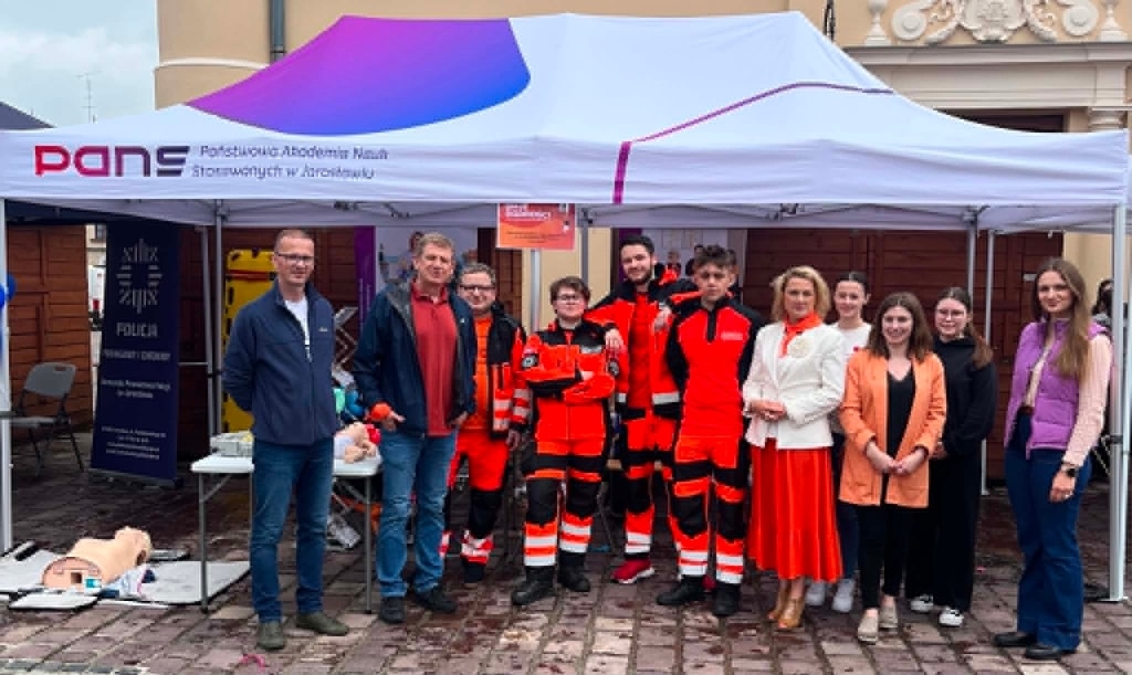 Uczestnicy Marszu Godności w Jarosławiu przy stoisku PANS