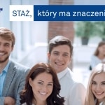 Staż w KSAP: uśmiechnięci młodzi ludzie na tle flagi Polski