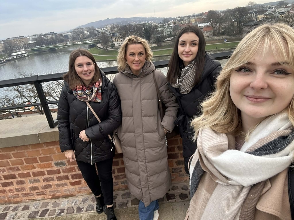 Grupa studentek psychologii z opiekunem podczas wizyty studyjnej w Krakowie.