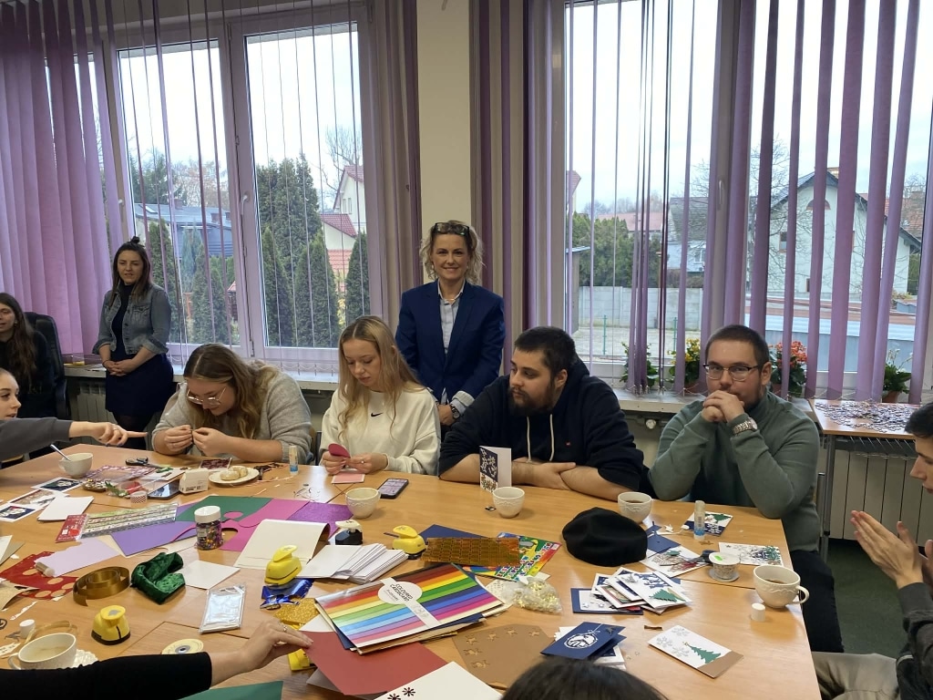Studenci psychologii tworzą kartki świąteczne w SOSW w Skawinie.