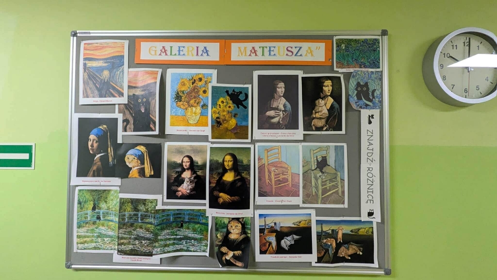 Tablica z reprodukcjami obrazów i kotami, galeria Mateusza