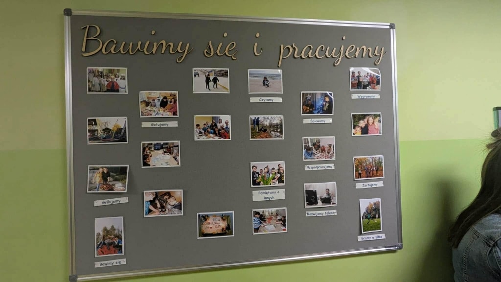 Tablica z napisem "Bawimy się i pracujemy" i zdjęciami z wizyty studyjnej studentów psychologii