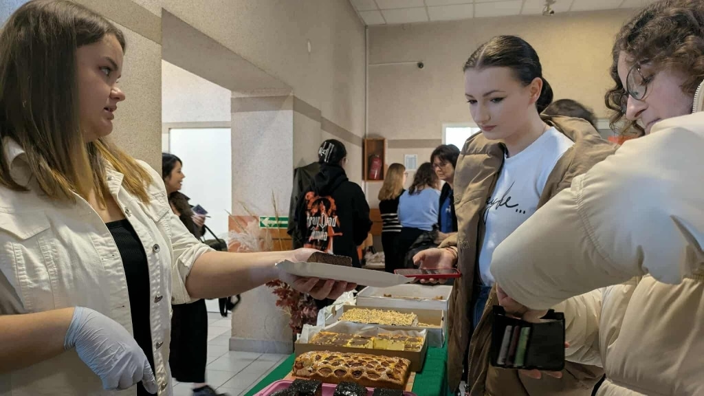 Kiermasz ciast na Wydziale Humanistycznym PANS w Jarosławiu: sprzedaż wypieków