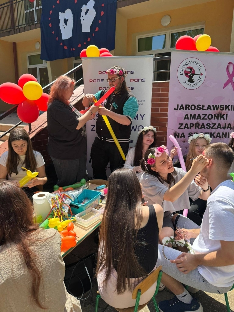 Piknik rodzinny: tworzenie balonowych zwierzątek na stoisku Amazonek