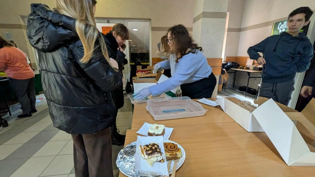 Kiermasz ciast na Wydziale Humanistycznym PANS w Jarosławiu: studenci kupują słodkości.