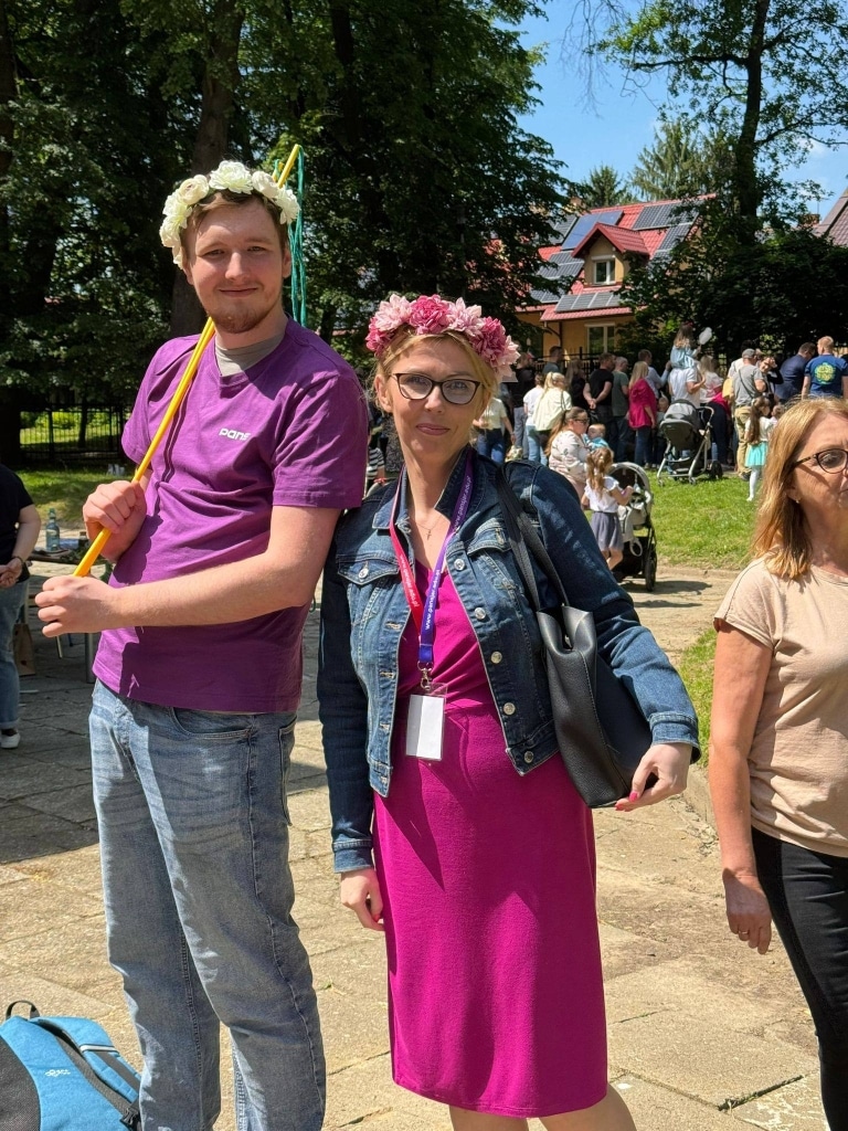 Para w wiankach z kwiatów na pikniku rodzinnym