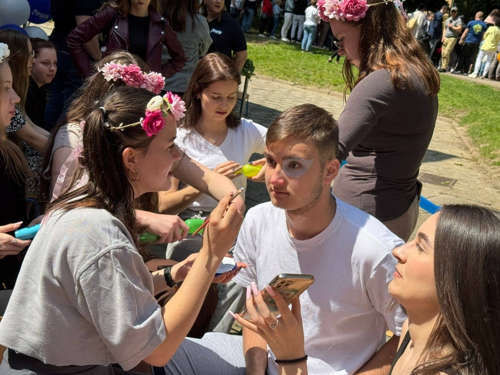 Piknik rodzinny: malowanie twarzy dzieciom na festynie