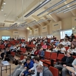Studenci na wykładzie z ekonomii, przypominającym turniej wiedzy.