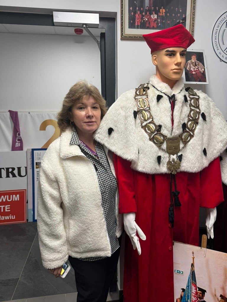 Profesor Natalia Maczyńska w togach akademickich na Wydziale Humanistycznym PANS Jarosław