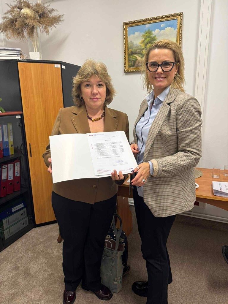 Prof. Natalia Maczyńska na Wydziale Humanistycznym PANS w Jarosławiu z dokumentem.