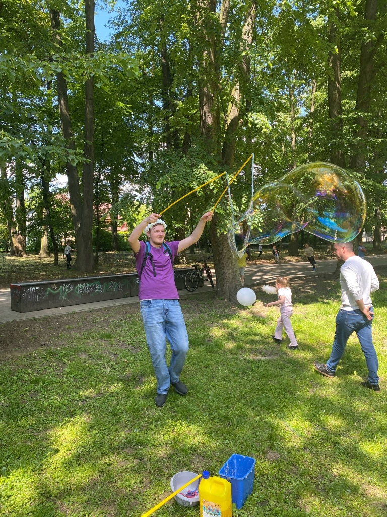 Rodzinny piknik z bańkami mydlanymi w parku