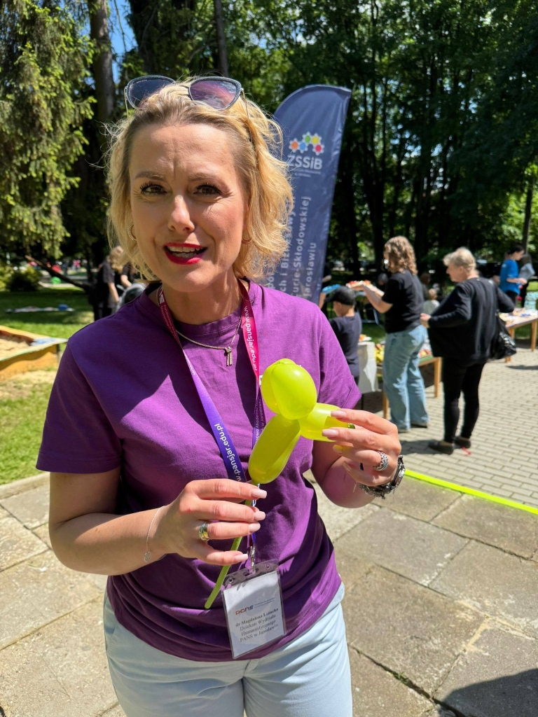 Kobieta z balonikiem na pikniku rodzinnym w Jarosławiu