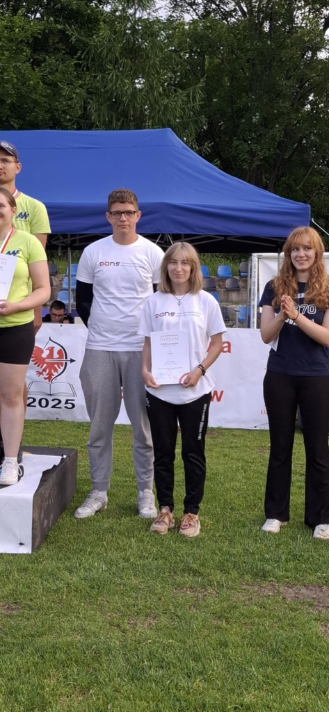 Studentka odbiera dyplom na Mistrzostwach Polski w Łucznictwie