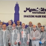 Grupa w kombinezonach ochronnych w fabryce Mondelez International