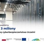 Serwerownia z rzędem szaf serwerowych i napisem "Zainwestowaliśmy ponad 3 miliony w poprawę cyberbezpieczeństwa Uczelni