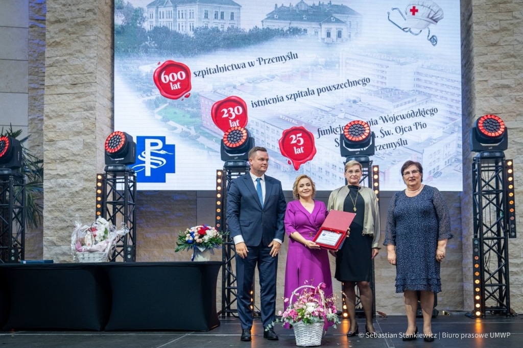 Wręczenie nagrody z okazji 25-lecia Wojewódzkiego Szpitala w Przemyślu.