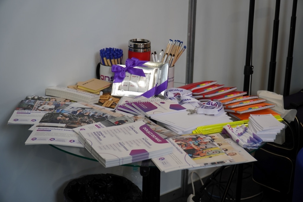 Stoisko na Targach Edukacyjnych Edu Salon z materiałami promocyjnymi.