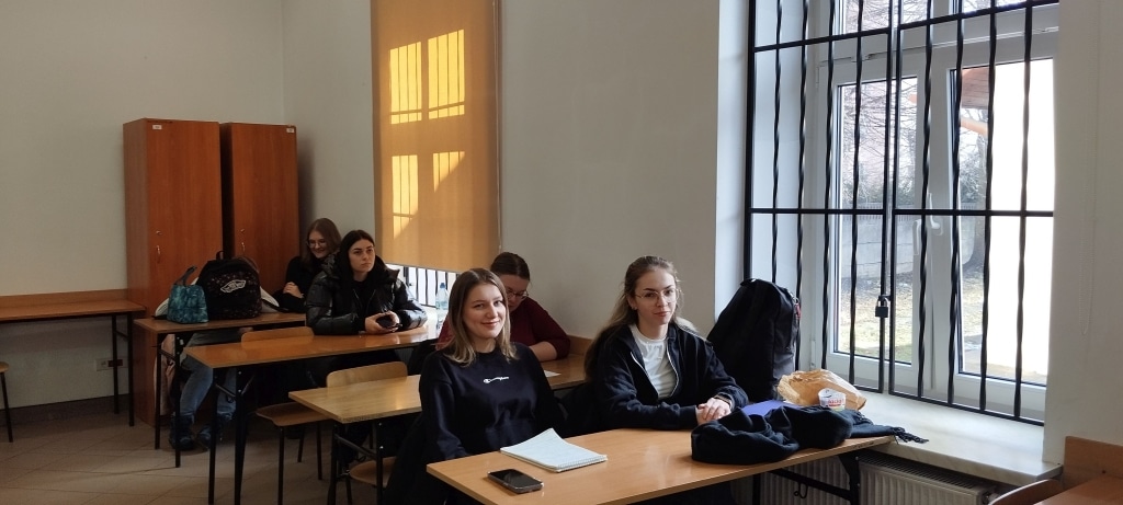 Uczestnicy warsztatów o dokumentach aplikacyjnych siedzą w sali.