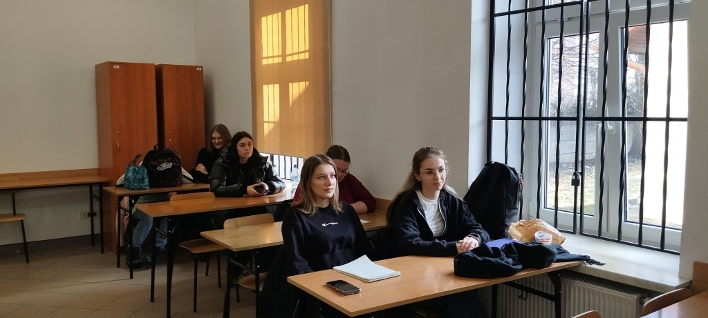Uczestniczki warsztatów o dokumentach aplikacyjnych w sali szkoleniowej