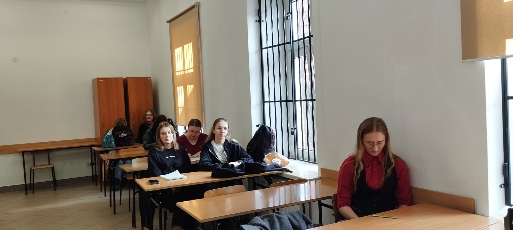 Uczestnicy warsztatów o dokumentach aplikacyjnych w sali wykładowej