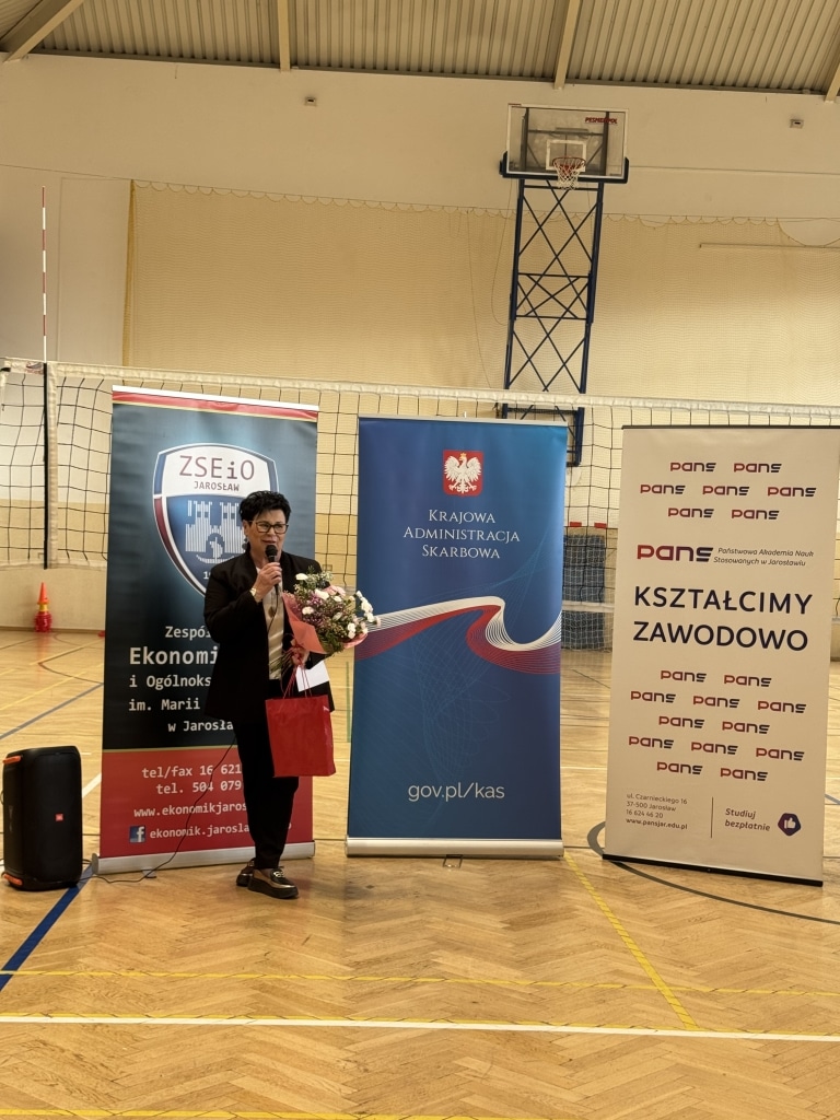 Kobieta przemawia na turnieju piłki siatkowej klas celno-skarbowych w PANS Jarosław.