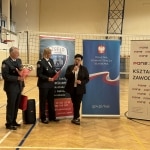 Wręczenie kwiatów podczas III Turnieju Piłki Siatkowej Klas Celno-Skarbowych w PANS Jarosław.