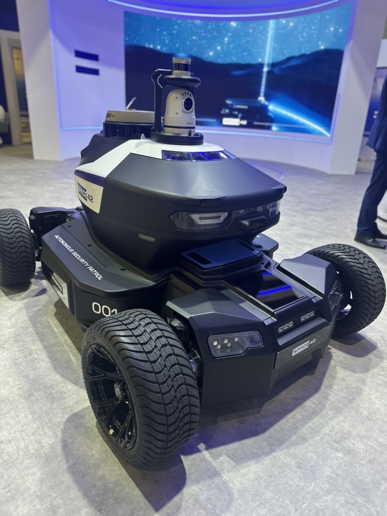 Autonomiczny robot patrolowy SPACE42 z kamerą na IDEX NAVDEX 2025