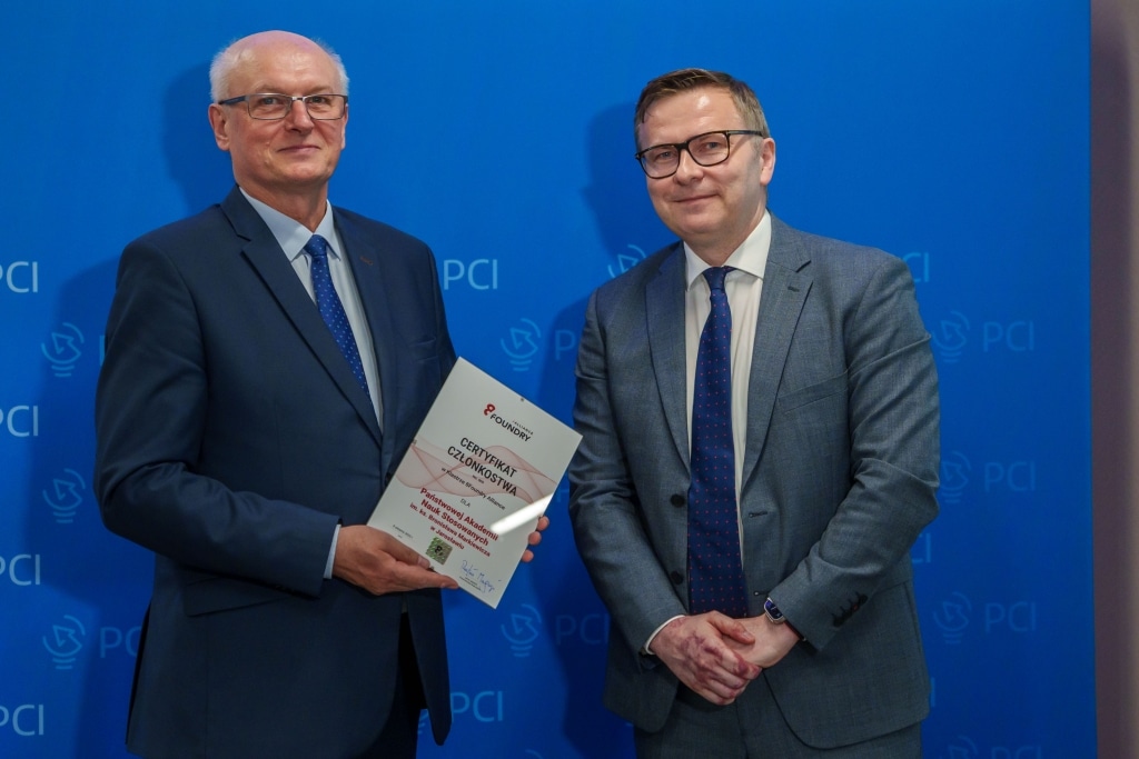 Dwóch mężczyzn odbiera certyfikat członkowski Klastra 8Foundry-Alliance dla PANS w Jarosławiu.