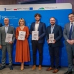 Członkowie Klastra 8Foundry-Alliance odbierają certyfikaty od PANS w Jarosławiu.