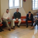 Grupa mężczyzn na studenckiej konferencji o logistyce przyszłości