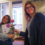 Julia Maga prezentuje swoją kolekcję pluszaków, trzymając różę.