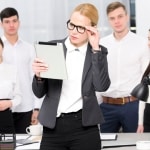 Biznesowa kobieta z zespołem przegląda tablet