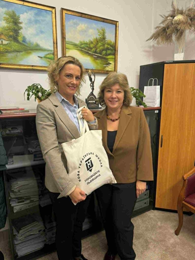 Prof. Natalia Ihorivna Maczyńska i prof. Iryna Kowalczuk z torbą Wydziału Humanistycznego PANS