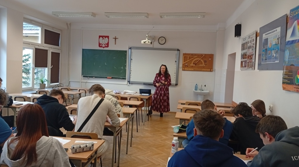Nauczycielka prowadzi warsztaty "Mam pomysł na biznes, ale co z moim klientem?" w klasie.