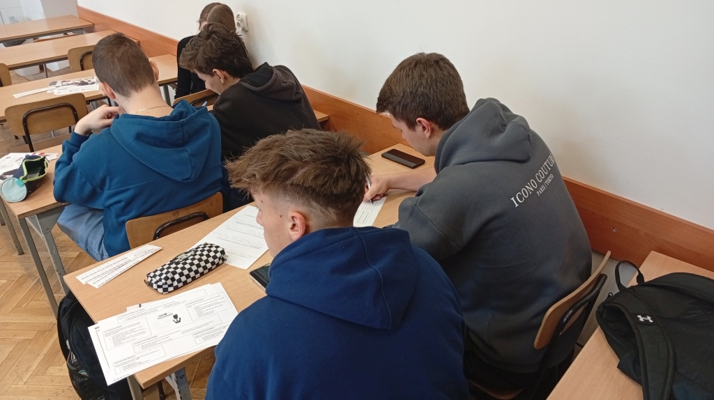 Uczestnicy warsztatów "Mam pomysł na biznes" pracują przy biurkach.