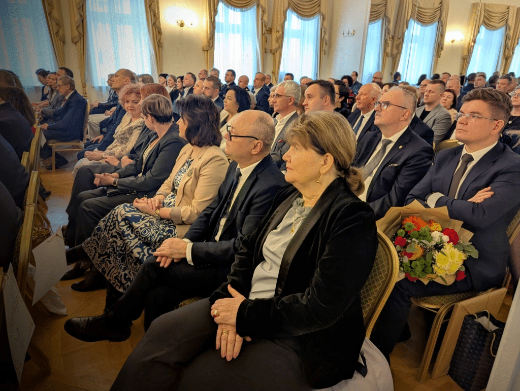 Uroczystość 100-lecia Muzeum w Jarosławiu Kamienica Orsettich: goście siedzą na sali.