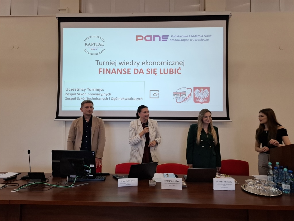 Uczestnicy turnieju wiedzy ekonomicznej "Finanse da się lubić" w Jarosławiu.