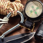Sprzęt survivalowy: lina, karabinek, multitool, kompas, nóż, latarka