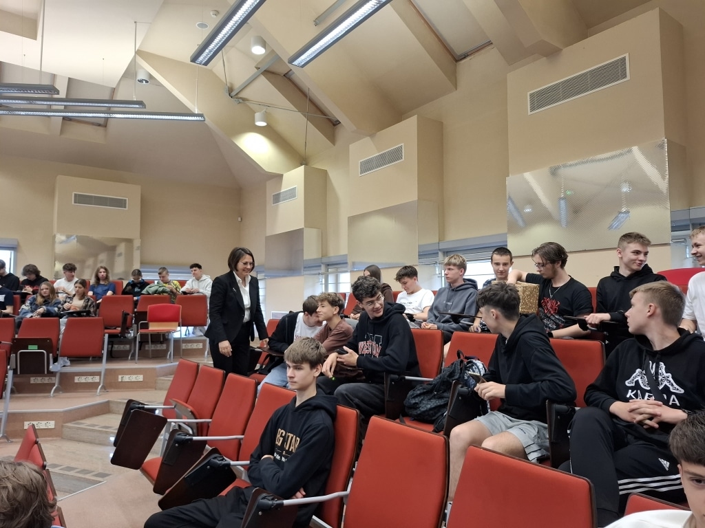 Uczestnicy turnieju wiedzy ekonomicznej w sali wykładowej